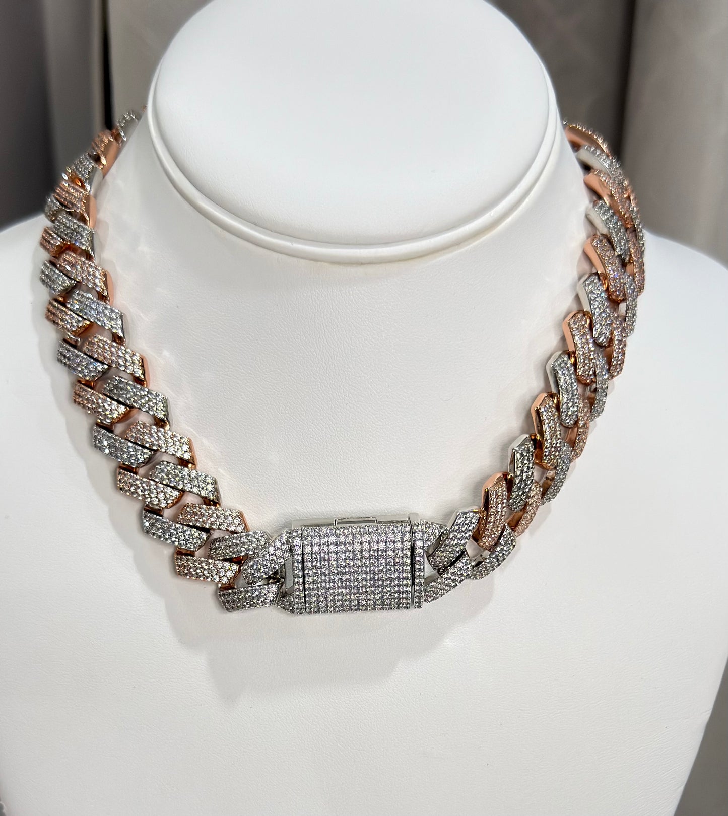 Luxury R choker