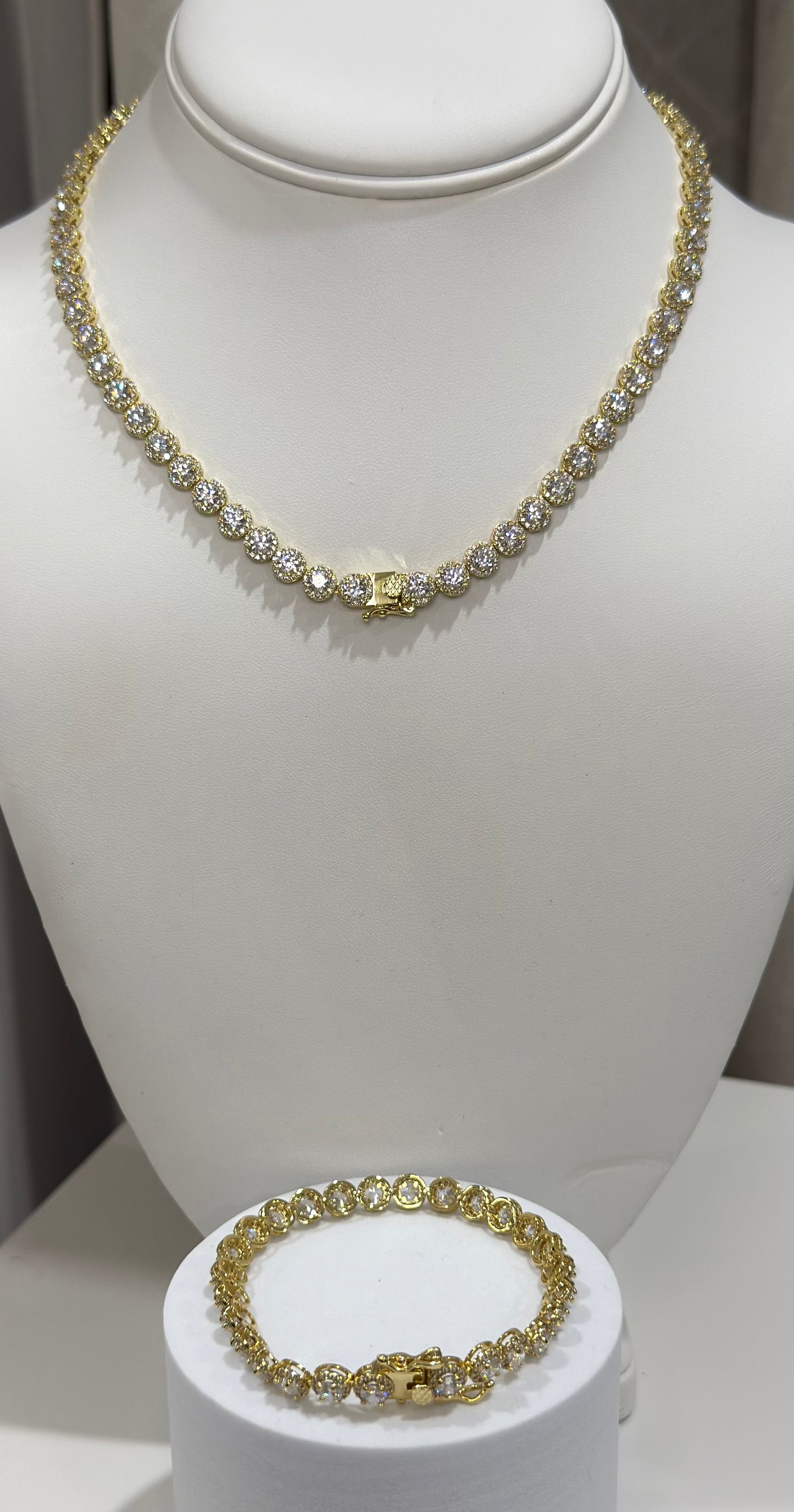 Liz round diamond set.