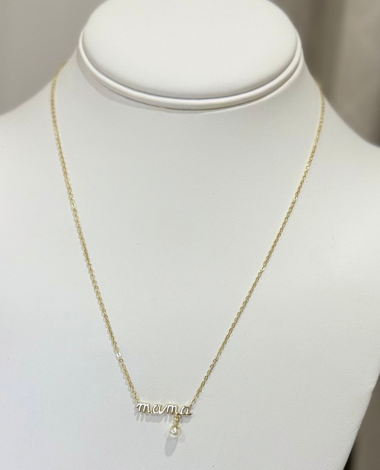 Mamá necklaces